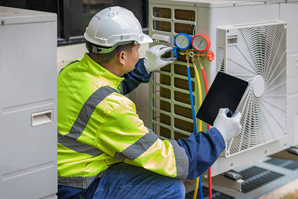 Professional Hvac technician working in Hudson, TX